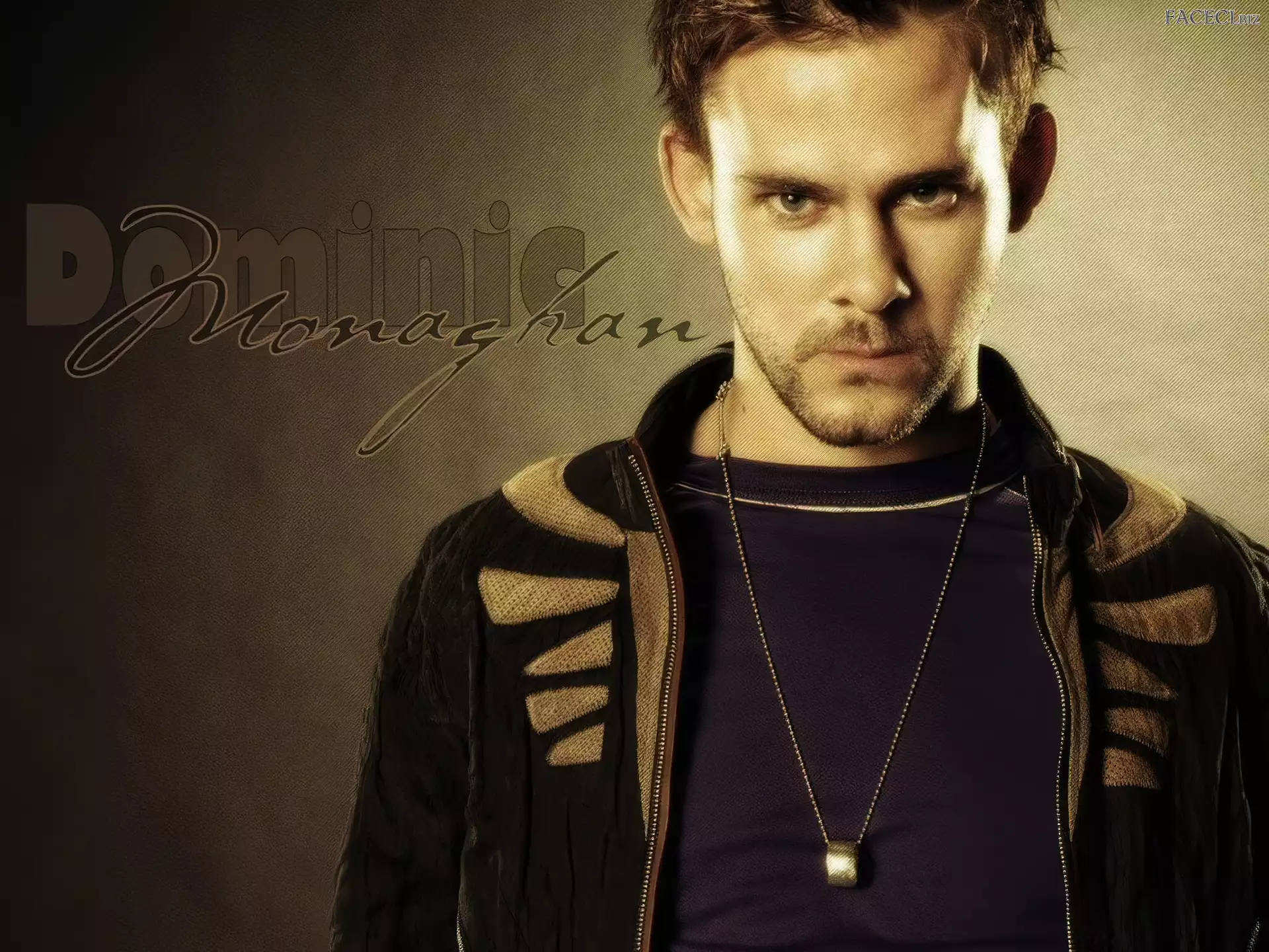 łańcuszek, Dominic Monaghan, niebieski t-shirt